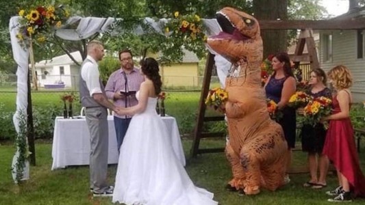 La novia le dijo "ponete lo que quieras" a su hermana: fue disfrazada de dinosaurio al casamiento