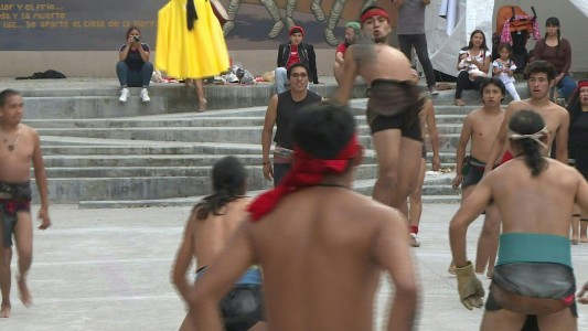 Vuelve el juego de pelota a las calles de México