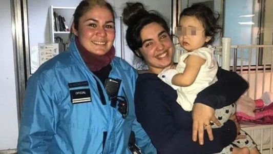 Una mujer policía salvó a una beba que se había tragado una hebilla