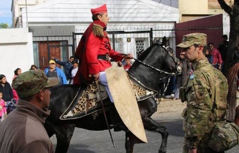 Un militar desfiló con piel de Yaguareté y lo escracharon por Facebook