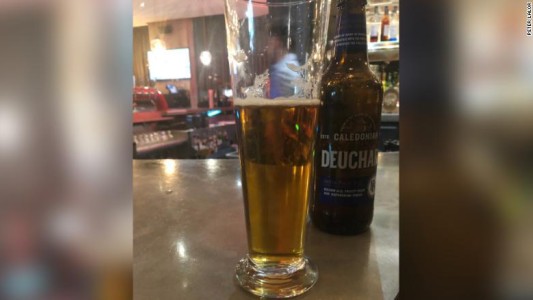 Por error, un periodista tuvo que pagar un vaso de cerveza a 68.000 dólares