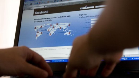 Detuvieron a un hombre que creaba perfiles falsos de Facebook para contactar a niños