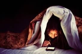 La joven mujer que sufre de glaucoma por usar el celular de noche