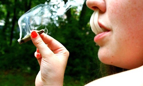 Alumna amenazó con golpear a compañeras porque le sacaron un "porro"