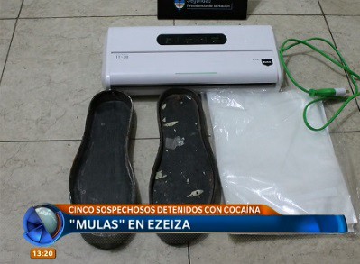 Cinco "mulas" fueron descubiertas en un mismo avión que iba a España