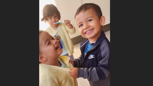 La divertida escena de los mellizos de Cristiano Ronaldo intentando vestirse