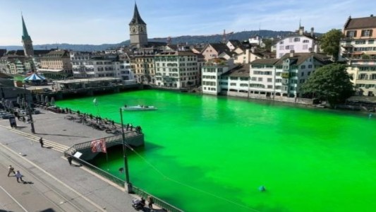 Ecologistas tiñen de verde fosforescente un gran río en Suiza