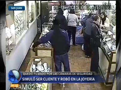 Simuló ser un cliente y robó una joyería