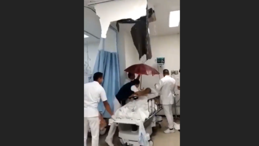 Médicos atienden a paciente con paraguas por tremenda gotera en el techo