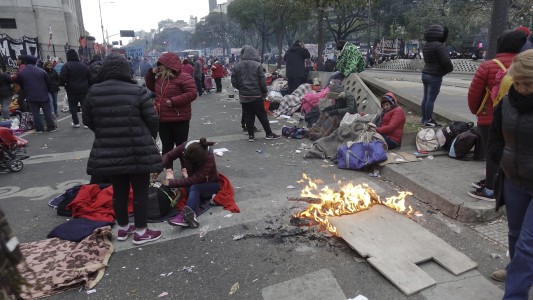 Varios cortes, marcha docente y acampe: nueva jornada de protestas en Capital