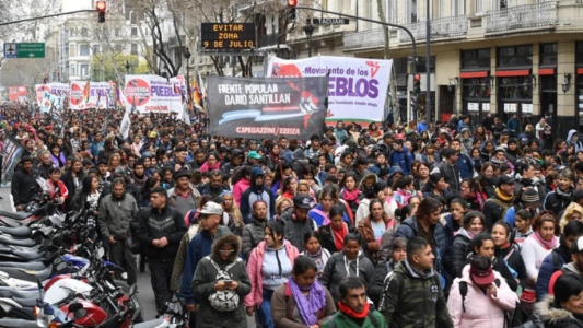 Marcha piquetera y protesta docente en el centro porteño