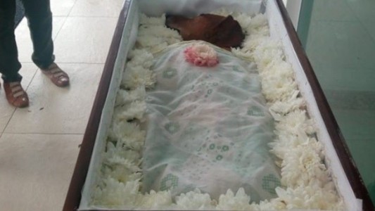 Polémica por el velatorio de un perro en un ataúd