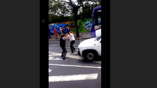 Tras una discusión de tránsito un colectivo y un automovilista terminan a los golpes