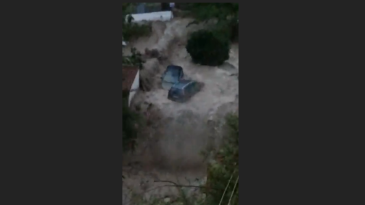 Los autos flotan en las calles convertidas en ríos por el temporal