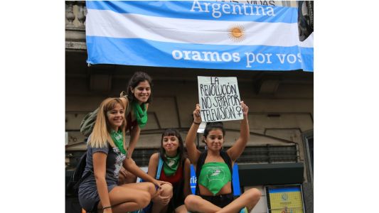 Denuncian a una universidad por izar la bandera junto a una "tela verde" en favor del aborto