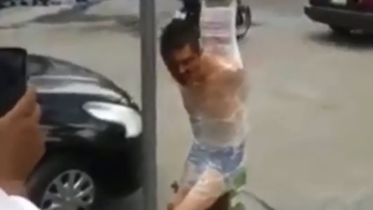 Video: vecinos atraparon a un hombre robando, lo desnudaron y lo ataron a un árbol