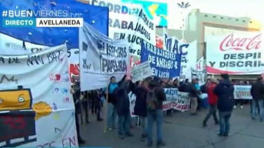 Trabajadores despedidos cortan la subida al Puente Pueyrredón