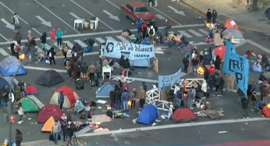 El acampe en la Av. 9 de Julio termina a las 8:00