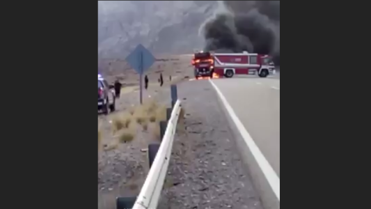 El momento en que un camión se incendia en Mendoza