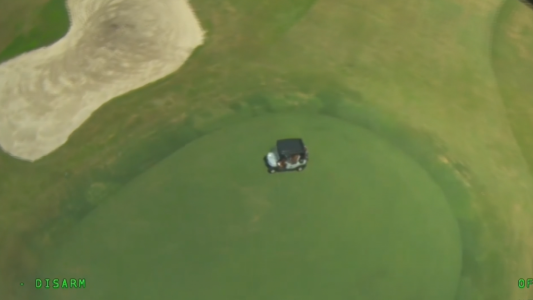 Se fugó en un carrito de golf y lo embocaron