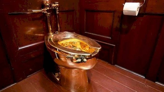 Misterio por el robo de un inodoro de oro valuado en 1.200.000 de dólares
