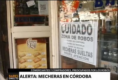 Carteles de alerta contra las mecheras en Córdoba