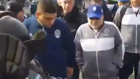 En medio de un impresionante operativo de seguridad, llegó Maradona al Bosque