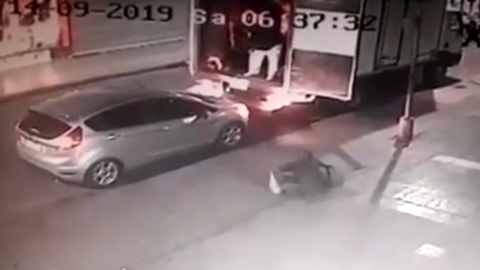 Conductor huye tras atropellar a obrero mientras descargaba carne