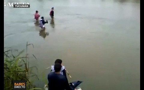 Cruzan el río a pie para llegar a la escuela