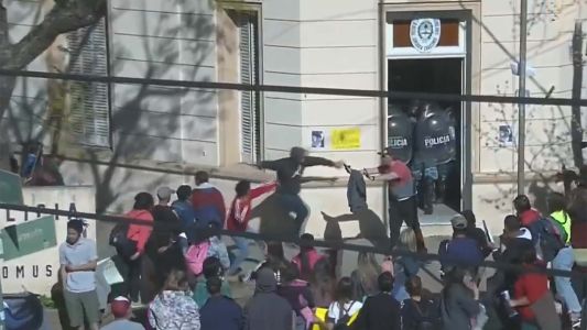 Asesinato de Navila Garay: piedrazos e incidentes en la comisaría de Chascomús