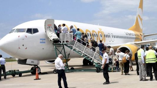 Trabajadores de Flybondi defienden el horario nocturno del Aeropuerto de El Palomar