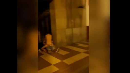 Escracharon a una pareja practicando sexo en plena calle