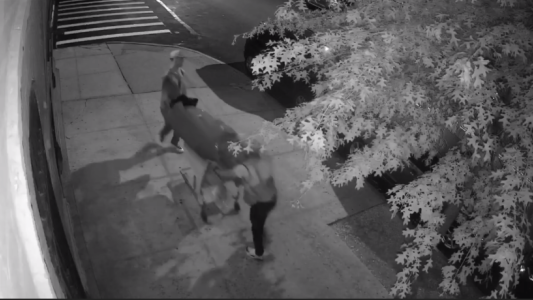 Graban a dos personas trasladando un cadáver en un carrito de super