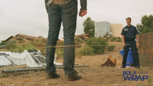 Policías prueban un arma inspirada en el Hombre Araña