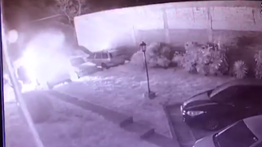 Otro ataque de "quemacoches": incendiaron varios autos en Mataderos