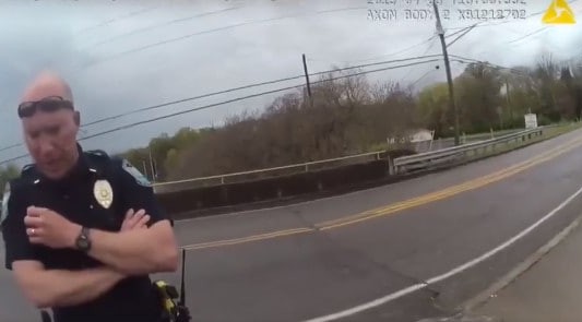 Video: el momento que un policía agarra a un joven que intenta tirarse desde un puente