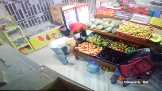 Una cámara registra el secuestro de un nene de 6 años dentro de un comercio