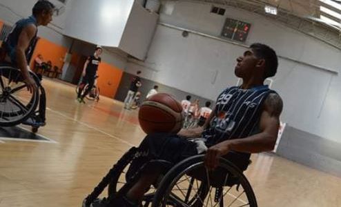 Joven basquetbolista en silla de ruedas necesita urgente un almohadón antiescaras