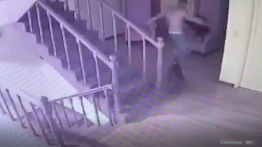 Video: brutal golpiza de un hombre a su novia en su casa de San Isidro