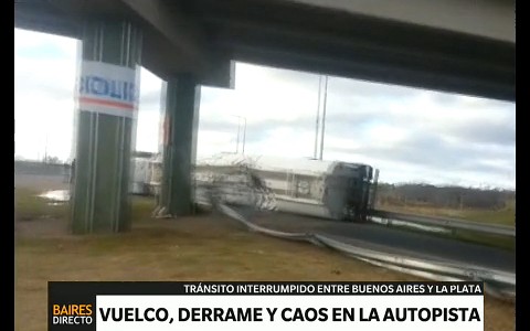 Vuelco, derrame y caos en la autopista