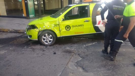 Video: camionero chocó al auto de los agentes de tránsito que lo estaban multando