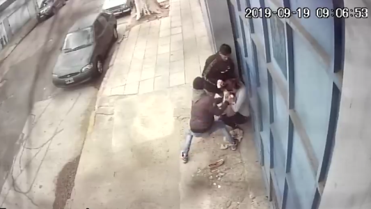 Dos delincuentes golpearon brutalmente a una mujer para robarle la cartera