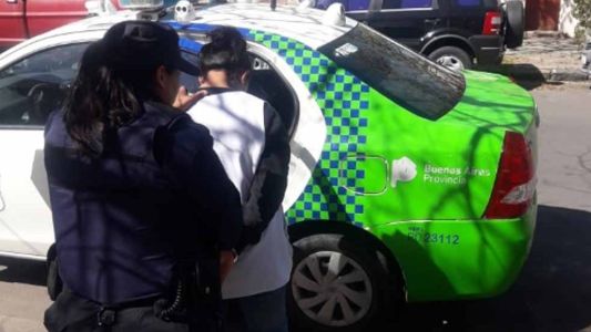 Entró a una panadería, pidió permiso para ir al baño y robó pertenencias del empleado