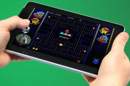 Una chica le clavó una tijera en la cabeza a su hermano cuando discutían por un videojuego