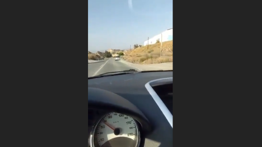 Una conductora ebria atropelló a dos ciclistas y se fugó