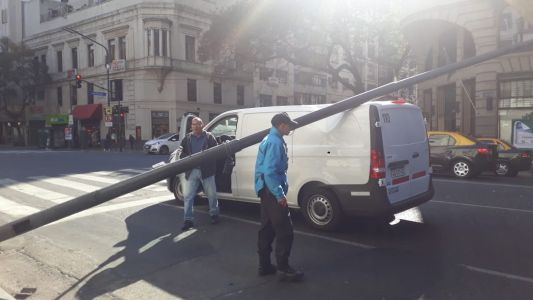 Cayó un poste de luz arriba de una camioneta en Callao y Corrientes