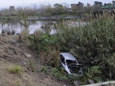 Un auto con cuatro jóvenes cayó al Riachuelo