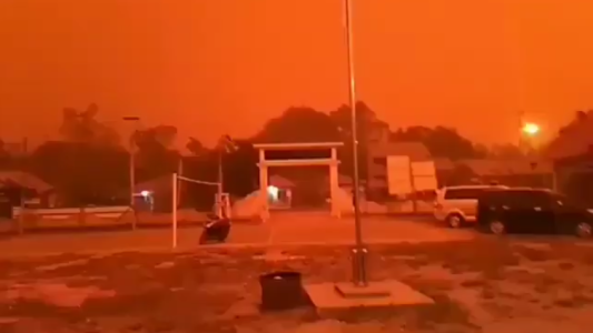 El extraño fenómeno que tiñó de rojo el cielo de Indonesia