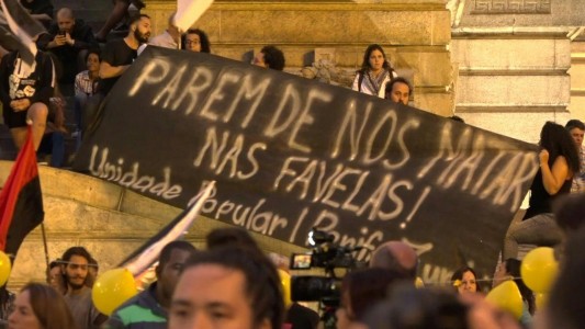 Habitantes de favelas protestan contra la política de seguridad de Río