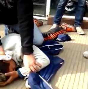 Padres detienen a dos delincuentes adentro de una escuela